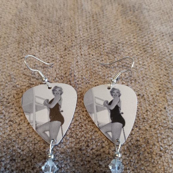 MARILYN MONROE GUITAR PICK NECKLACE -EARRINGS SET - Picture 2 of 2